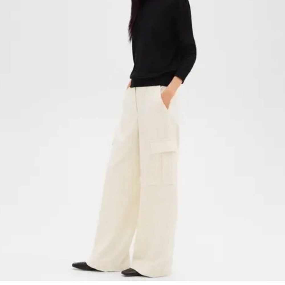 Theory Admiral Crepe Cargo Pants in Rice. Size: 4 new with tags